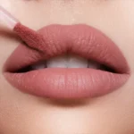 رژ لب مایع شارلوت تیلبری مدل Airbrush Flawless Lip Blur رنگ Pillow Talk Blur